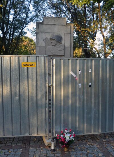 Памятник Благодарности Красной армии начали сносить в Варшаве