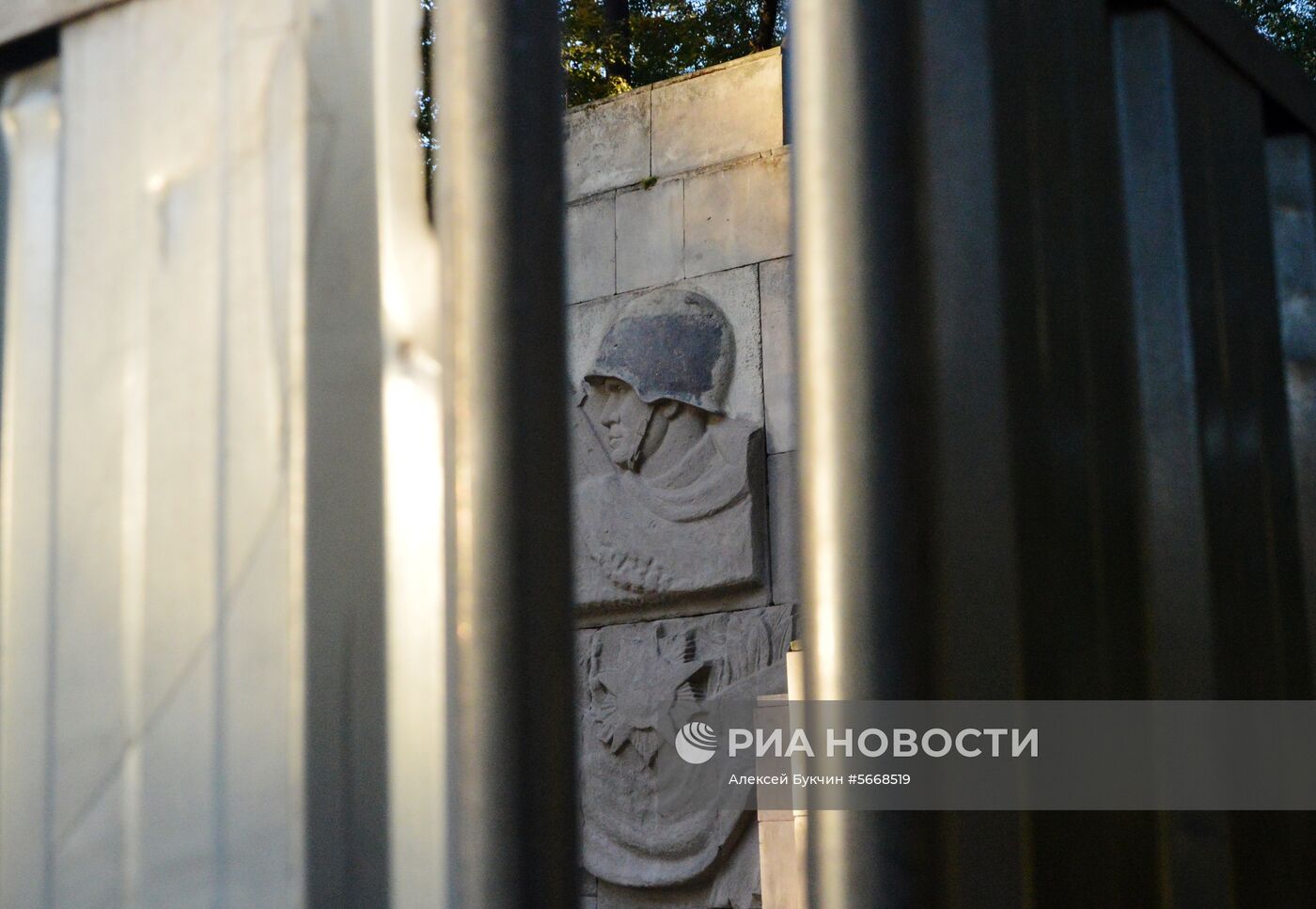 Памятник Благодарности Красной армии начали сносить в Варшаве
