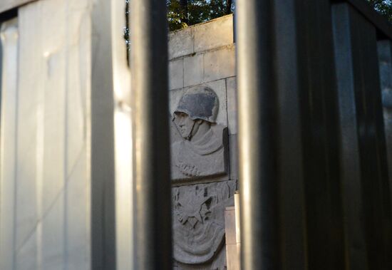 Памятник Благодарности Красной армии начали сносить в Варшаве