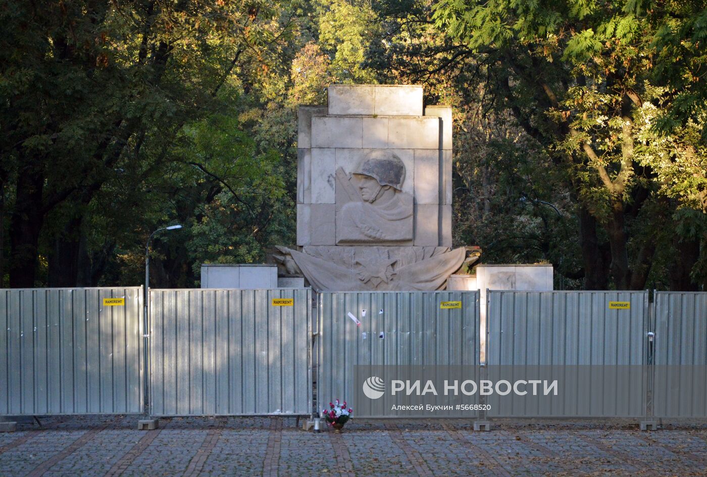 Памятник Благодарности Красной армии начали сносить в Варшаве