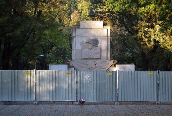 Памятник Благодарности Красной армии начали сносить в Варшаве