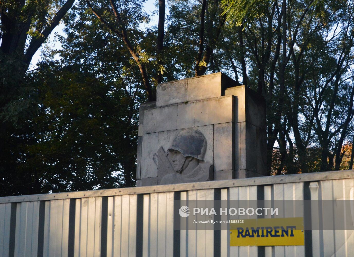 Памятник Благодарности Красной армии начали сносить в Варшаве