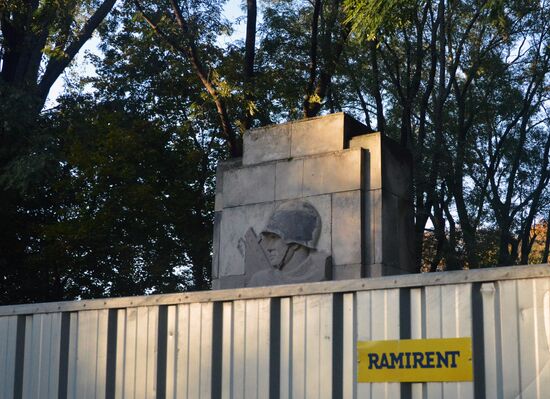 Памятник Благодарности Красной армии начали сносить в Варшаве