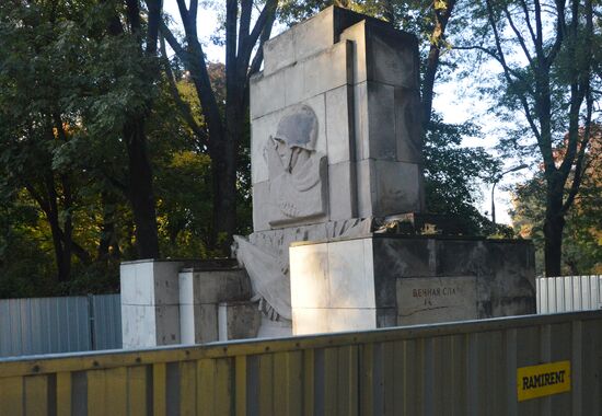 Памятник Благодарности Красной армии начали сносить в Варшаве