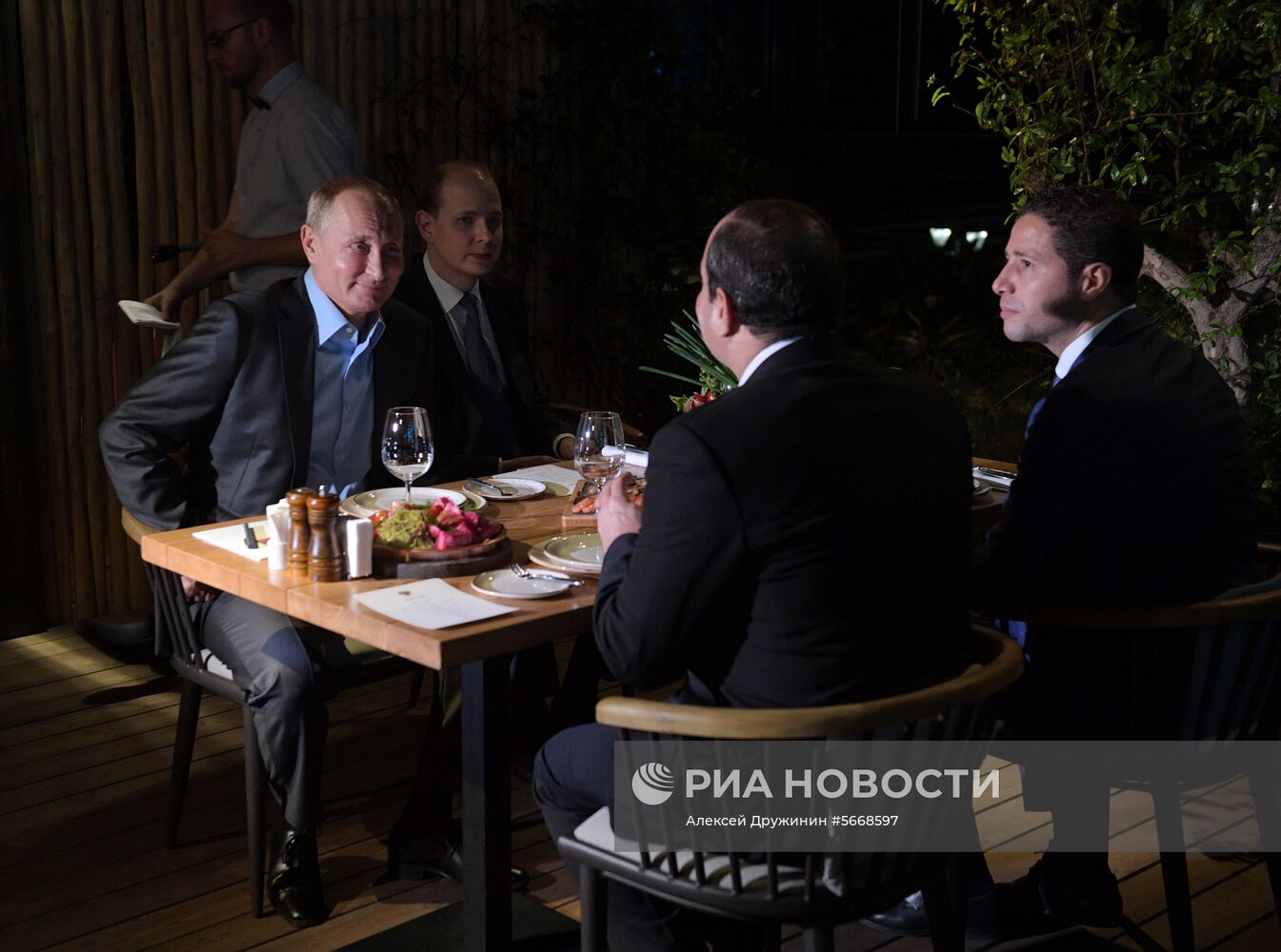 Президент РФ В. Путин встретился с президентом Египта А. Ф. ас-Сиси