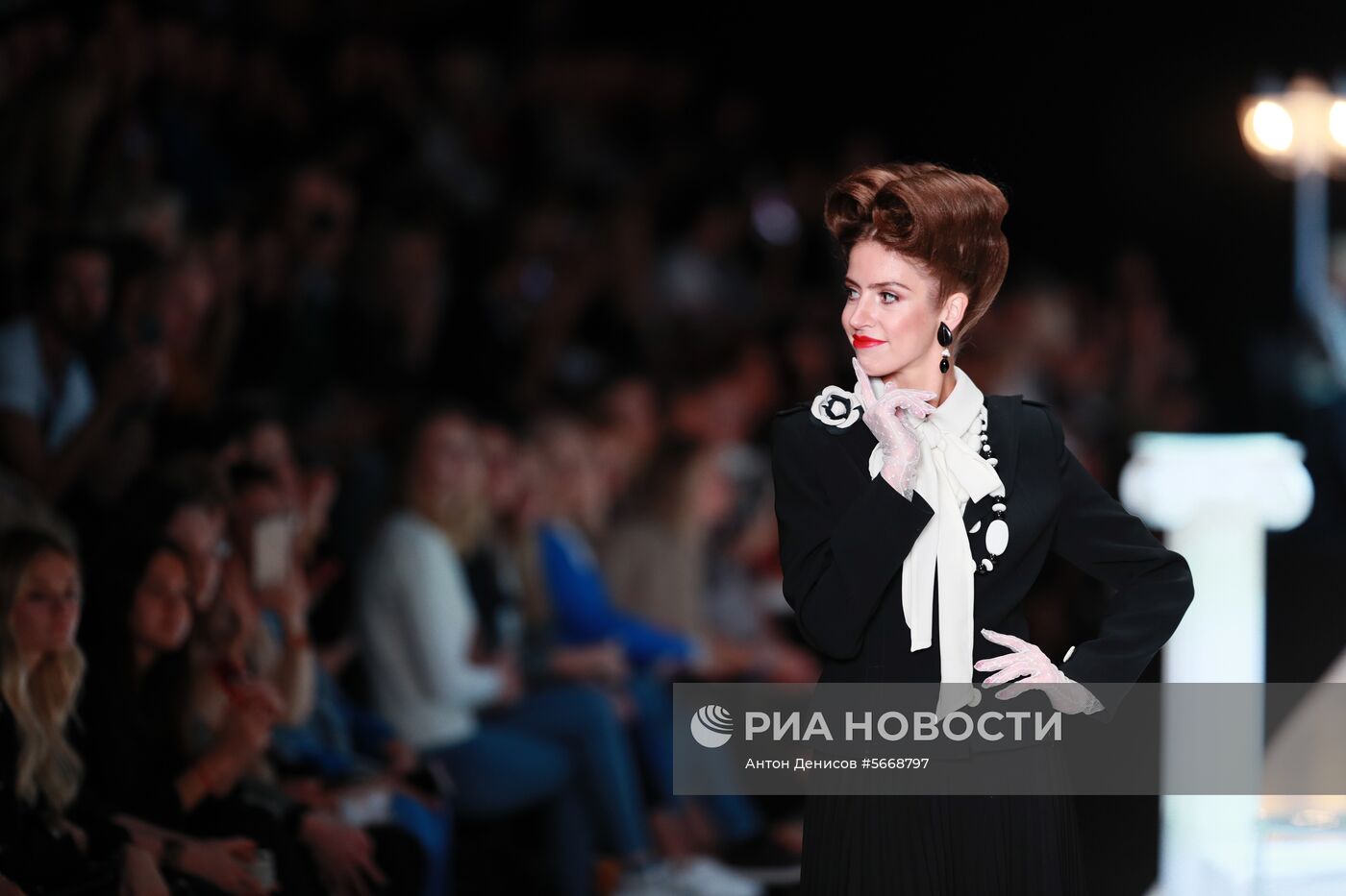 Показ коллекции В. Зайцева «Русские сезоны в Париже» на Mercedes-Benz Fashion Week Russia