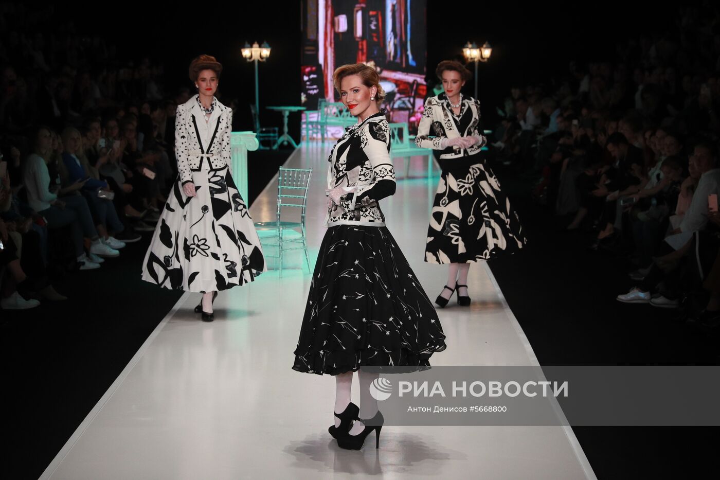 Модели демонстрируют одежду из коллекции Вячеслава Зайцева «Русские сезоны в Париже» в рамках Mercedes-Benz Fashion Week Russia в Центральном выставочном зале "Манеж" в Москве. Место: Россия, Москва. Автор: Антон Денисов/РИА Новости. Показ коллекции В. Зайцева «Русские сезоны в Париже» на Mercedes-Benz Fashion Week Russia