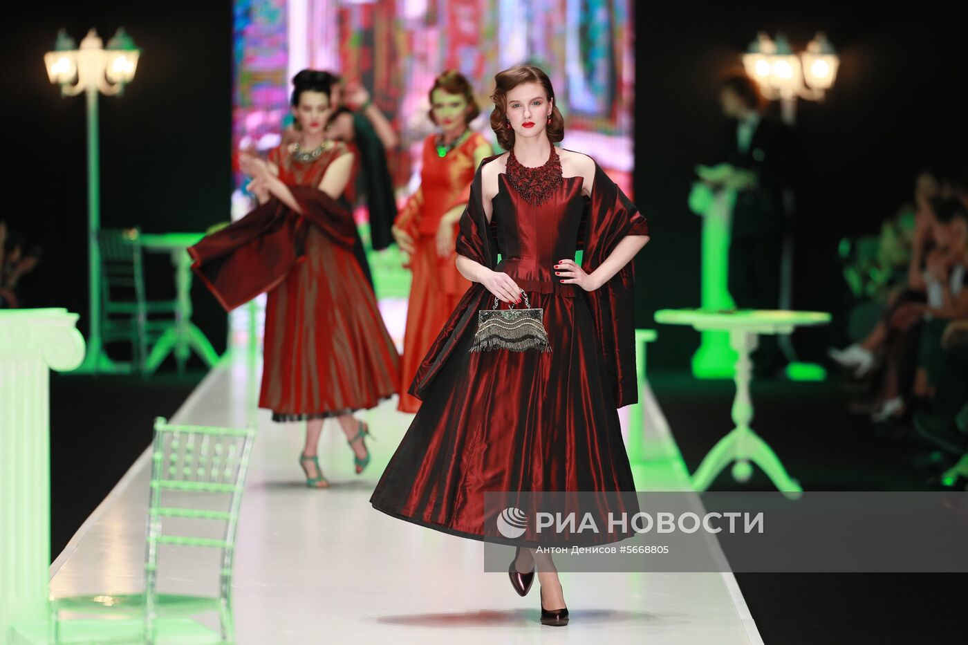 Показ коллекции В. Зайцева «Русские сезоны в Париже» на Mercedes-Benz Fashion Week Russia