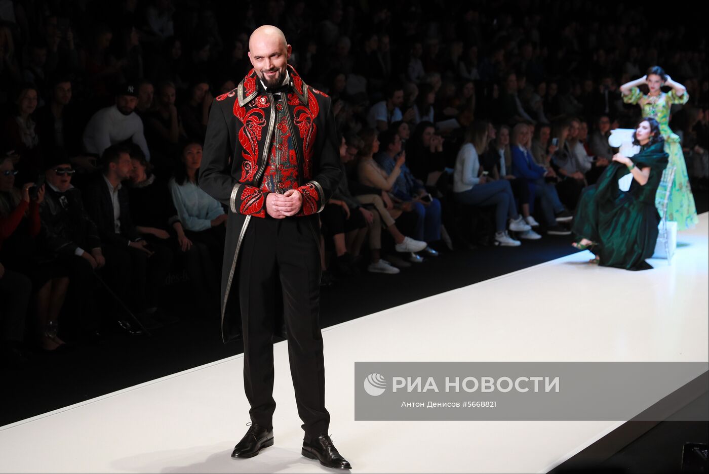 Модель демонстрирует одежду из коллекции Вячеслава Зайцева «Русские сезоны в Париже» в рамках Mercedes-Benz Fashion Week Russia в Центральном выставочном зале "Манеж" в Москве. Место: Россия, Москва. Автор: Антон Денисов/РИА Новости. Показ коллекции В. Зайцева «Русские сезоны в Париже» на Mercedes-Benz Fashion Week Russia
