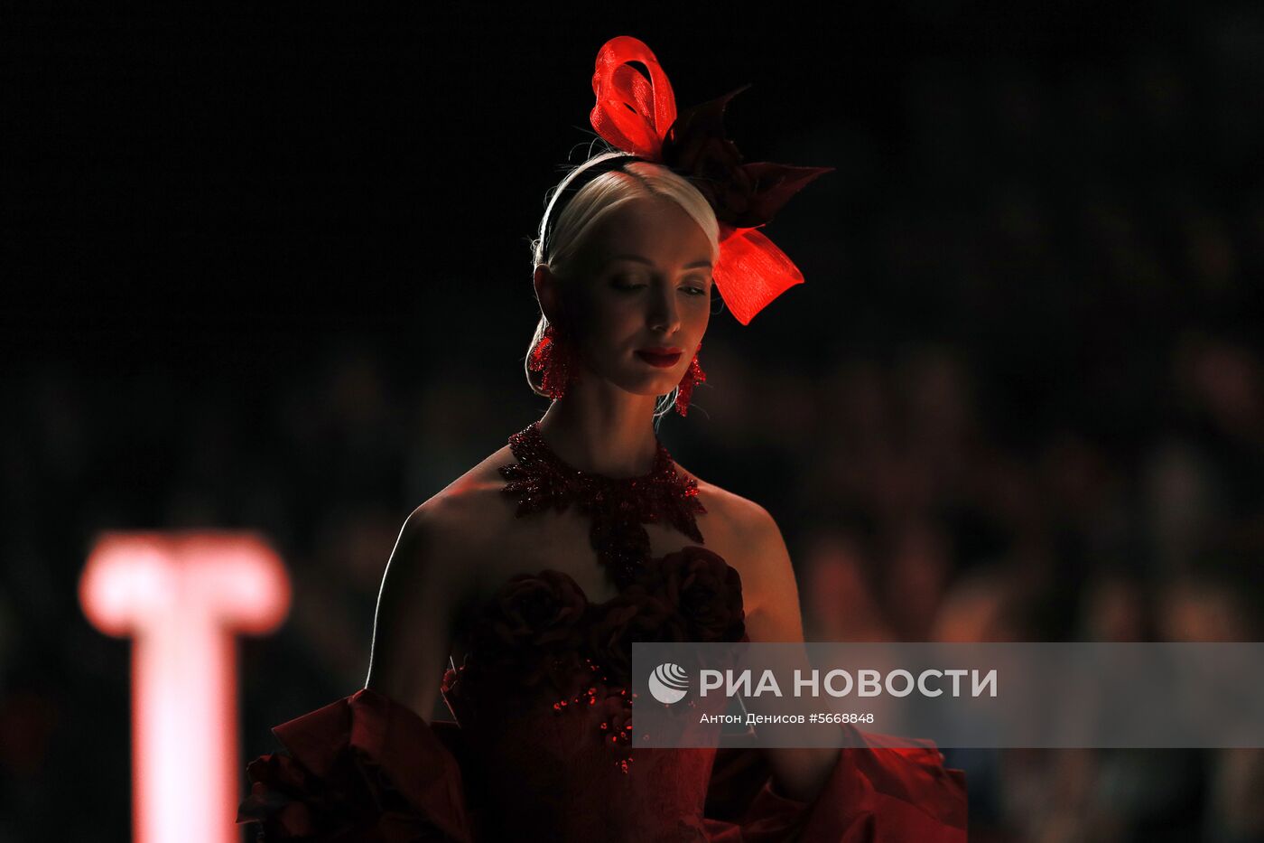 Показ коллекции В. Зайцева «Русские сезоны в Париже» на Mercedes-Benz Fashion Week Russia