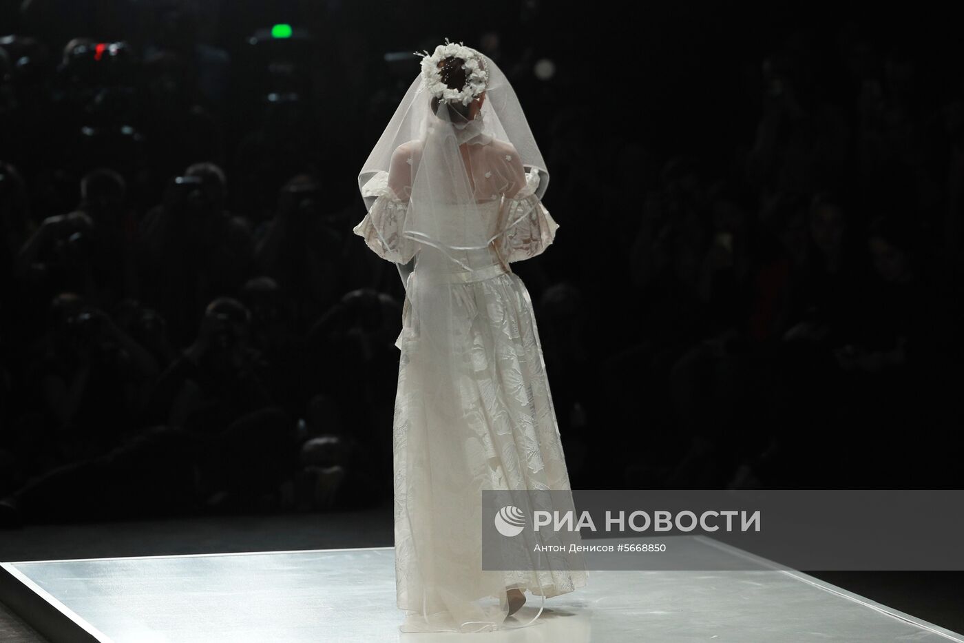 Показ коллекции В. Зайцева «Русские сезоны в Париже» на Mercedes-Benz Fashion Week Russia