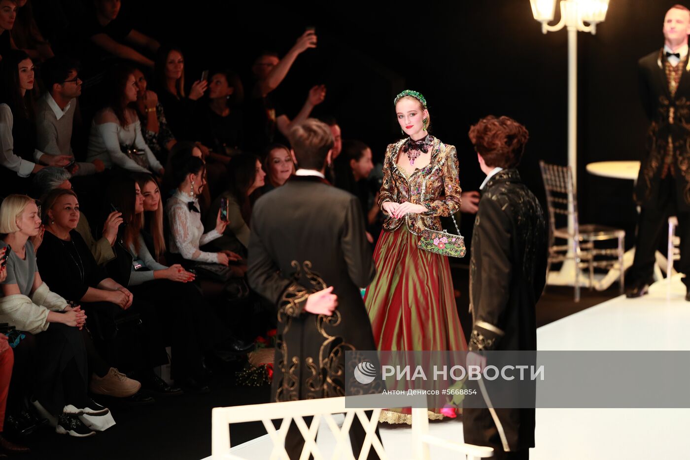 Показ коллекции В. Зайцева «Русские сезоны в Париже» на Mercedes-Benz Fashion Week Russia