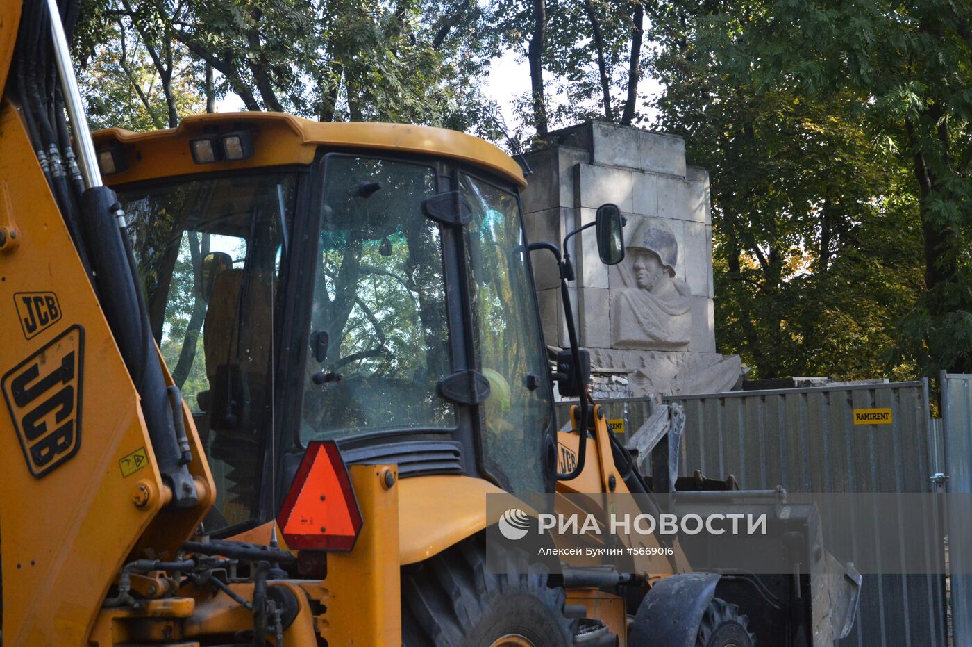 Памятник Благодарности Красной армии начали сносить в Варшаве