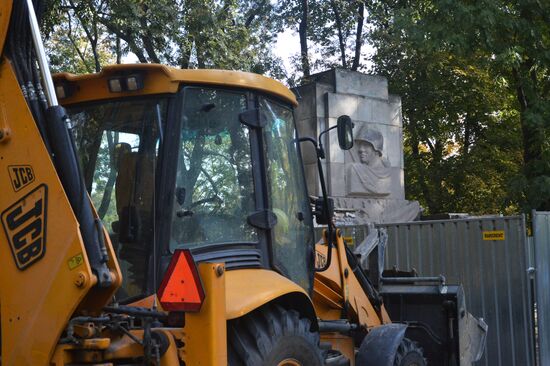 Памятник Благодарности Красной армии начали сносить в Варшаве