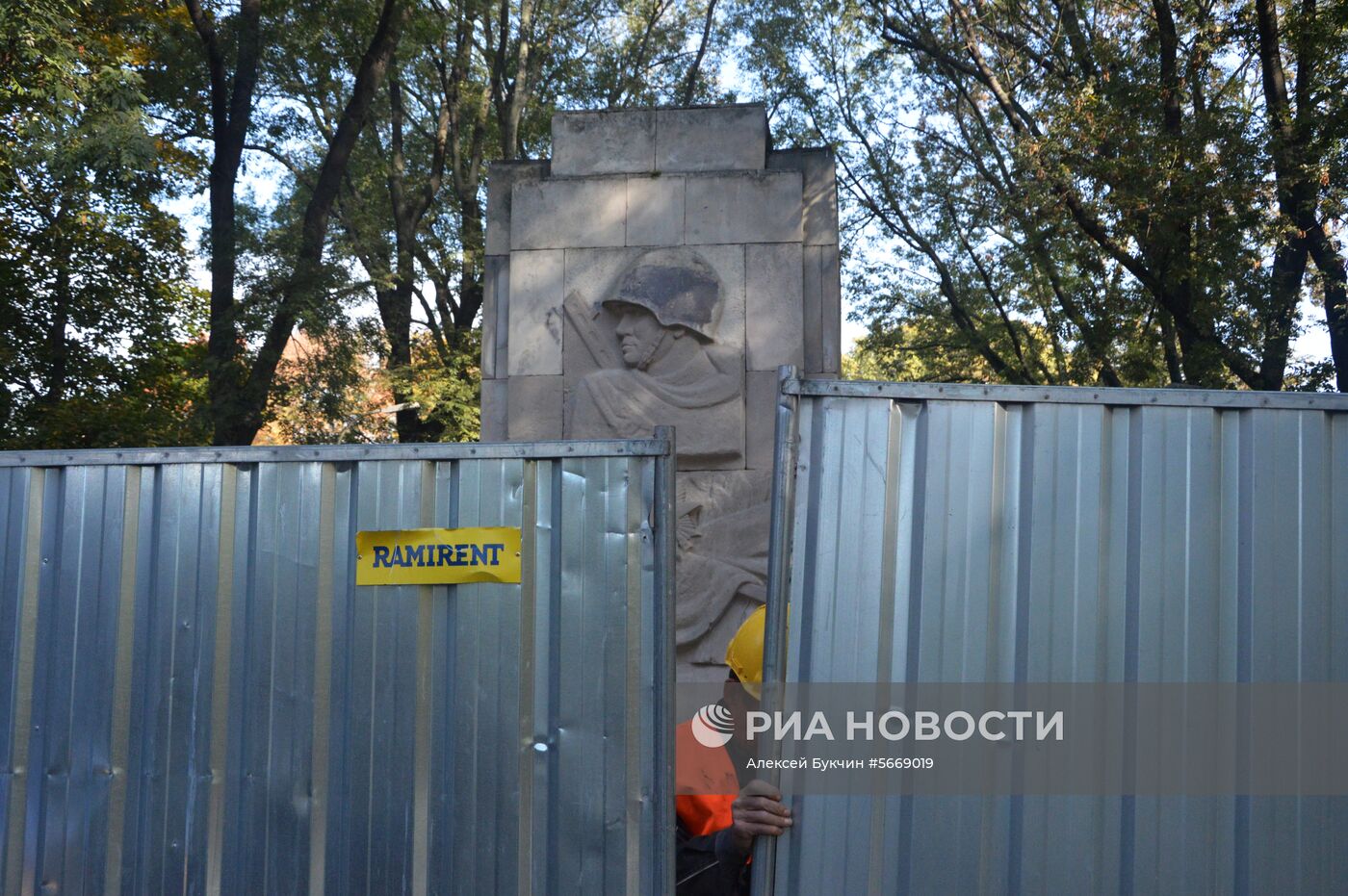 Памятник Благодарности Красной армии начали сносить в Варшаве