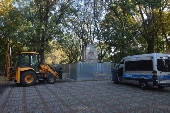 Памятник Благодарности Красной армии начали сносить в Варшаве