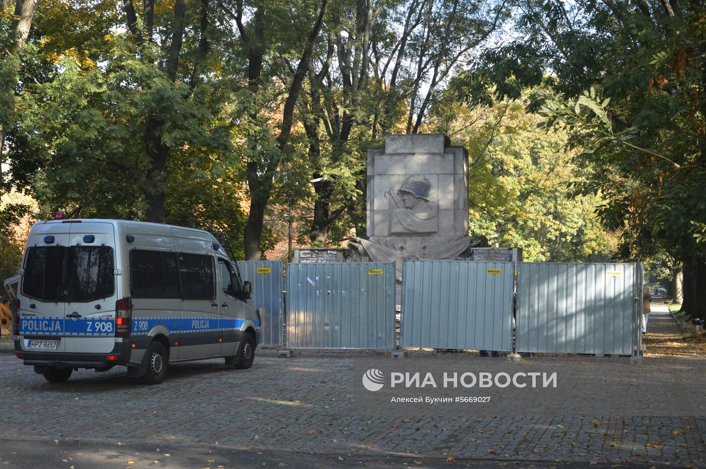 Памятник Благодарности Красной армии начали сносить в Варшаве