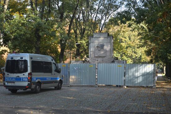 Памятник Благодарности Красной армии начали сносить в Варшаве