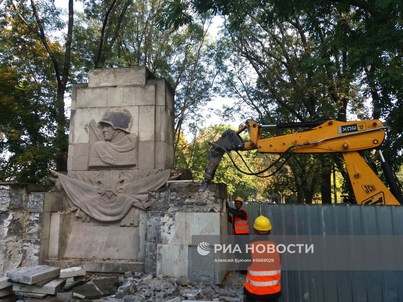 Памятник Благодарности Красной армии начали сносить в Варшаве