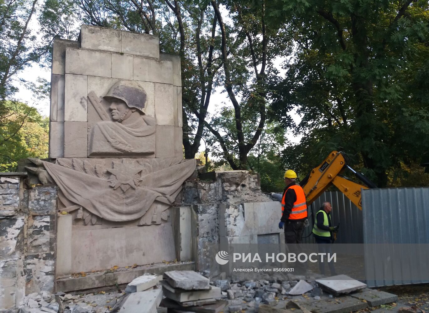 Памятник Благодарности Красной армии начали сносить в Варшаве