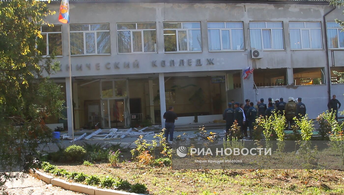 У Политехнического колледжа в Керчи, в котором произошел взрыв. Есть пострадавшие и погибшие. Стоп-кадр сделан с видео. Место: Россия, Республика Крым, Керчь. Автор: Мария Крицкая/РИА Новости. Нападение на керченский колледж