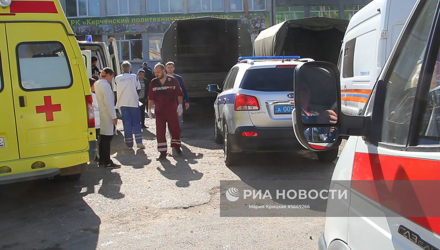 У Политехнического колледжа в Керчи, в котором произошел взрыв. Есть пострадавшие и погибшие. Стоп-кадр сделан с видео. Место: Россия, Республика Крым, Керчь. Автор: Мария Крицкая/РИА Новости. Нападение на керченский колледж