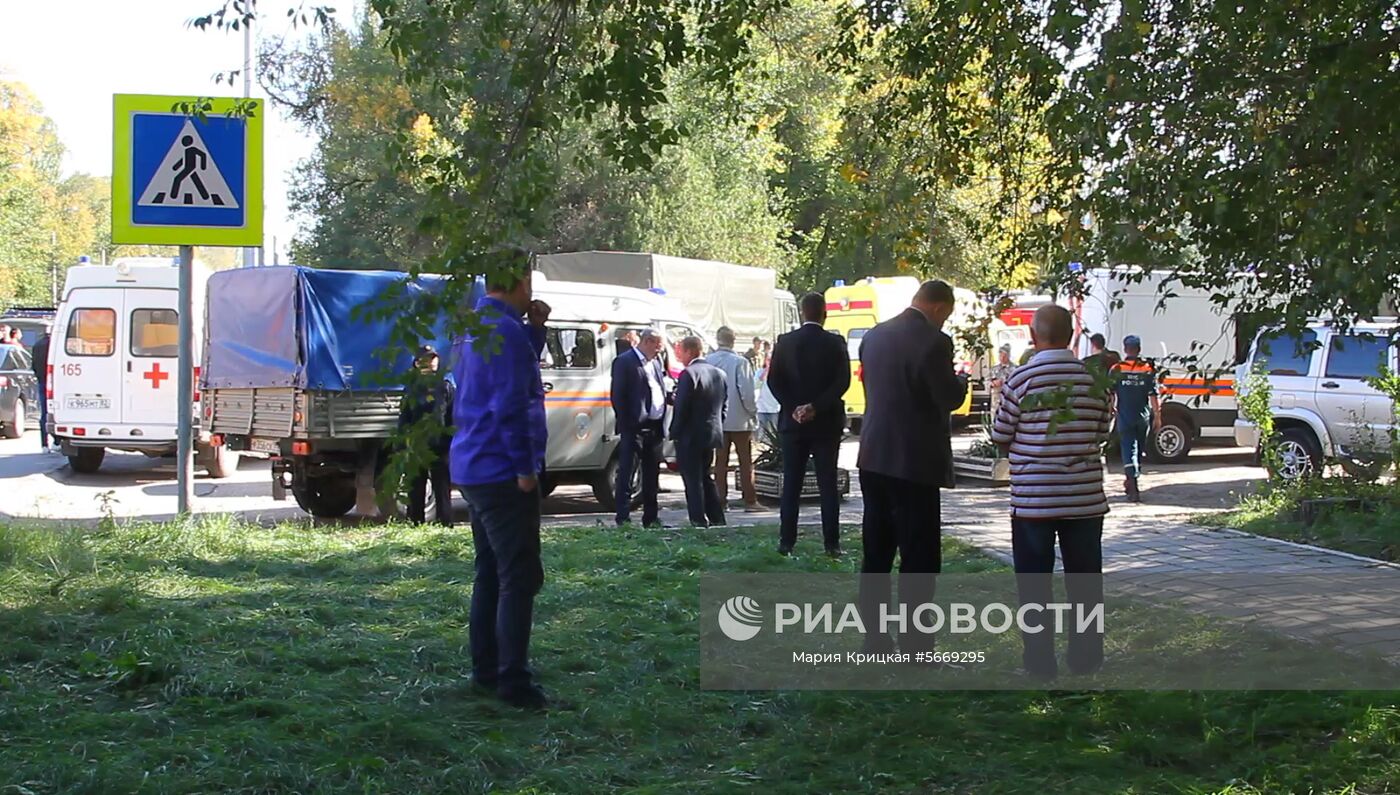 У Политехнического колледжа в Керчи, в котором произошел взрыв. Есть пострадавшие и погибшие. Стоп-кадр сделан с видео. Место: Россия, Республика Крым, Керчь. Автор: Мария Крицкая/РИА Новости. Нападение на керченский колледж