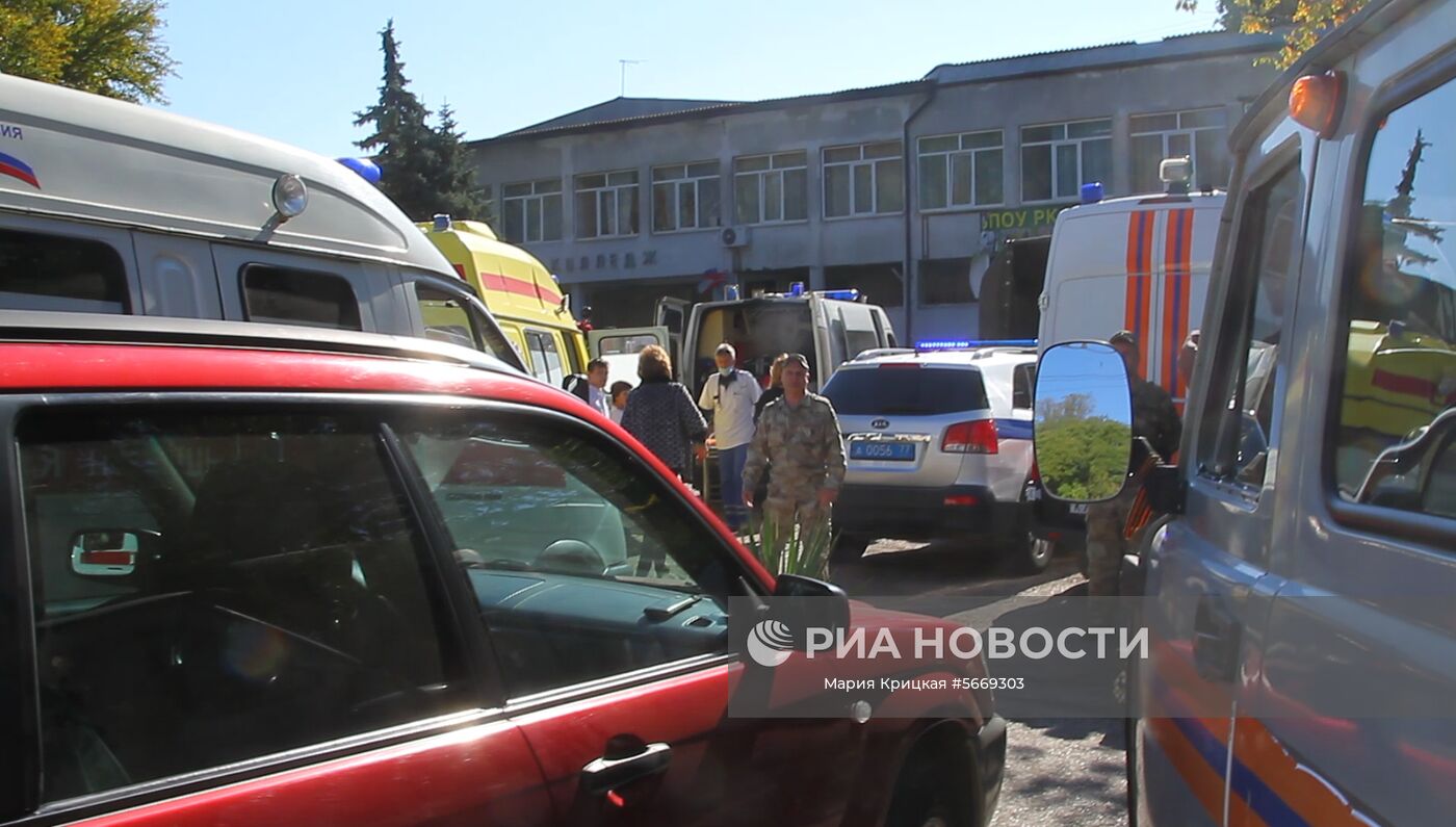 У Политехнического колледжа в Керчи, в котором произошел взрыв. Есть пострадавшие и погибшие. Стоп-кадр сделан с видео. Место: Россия, Республика Крым, Керчь. Автор: Мария Крицкая/РИА Новости. Нападение на керченский колледж