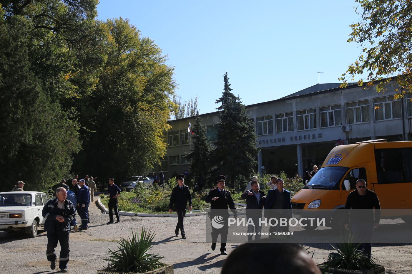 У Политехнического колледжа в Керчи, в котором произошел взрыв. Есть пострадавшие и погибшие. Место: Россия, Республика Крым, Керчь. Автор: Екатерина Кейзо/РИА Новости. Нападение на керченский колледж