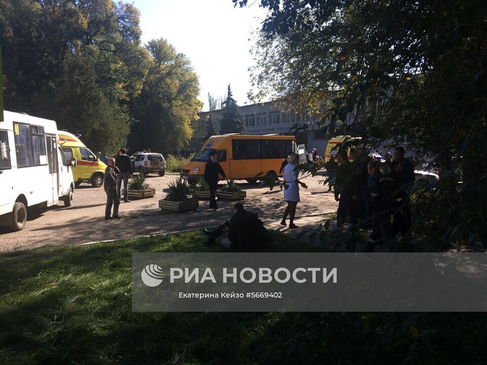 У Политехнического колледжа в Керчи, в котором произошел взрыв. Есть пострадавшие и погибшие. Место: Россия, Республика Крым, Керчь. Автор: Екатерина Кейзо/РИА Новости. Нападение на керченский колледж
