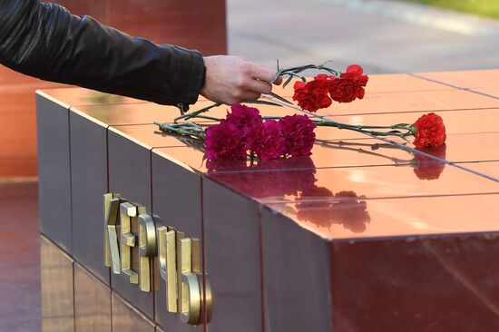Цветы в память о погибших при взрыве в колледже в Керчи