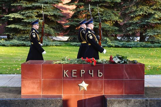 Цветы в память о погибших при нападении на колледж в Керчи