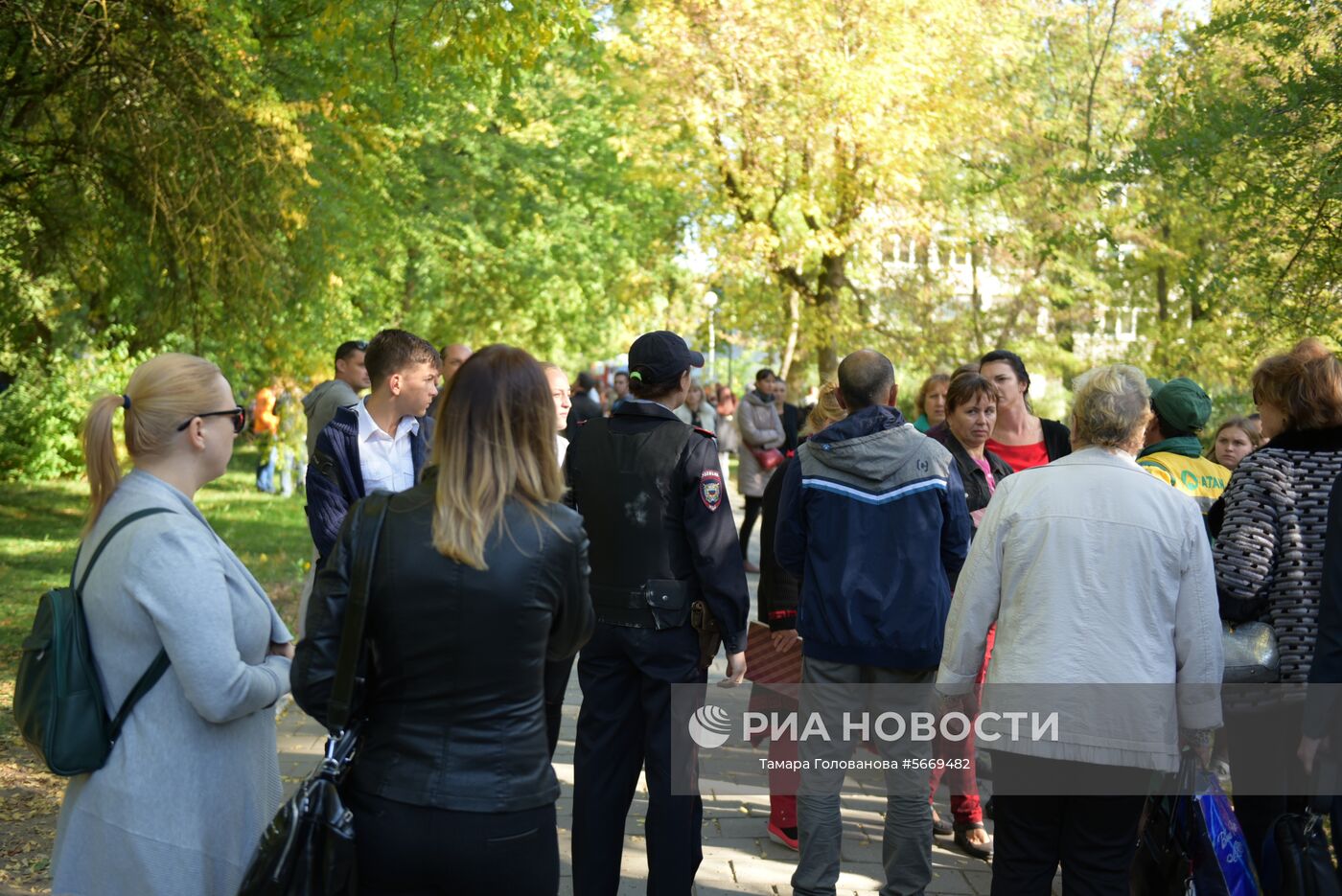 У Политехнического колледжа в Керчи, в котором произошел взрыв. Есть пострадавшие и погибшие. Место: Россия, Республика Крым, Керчь. Автор: Тамара Голованова/РИА Новости. Нападение на керченский колледж