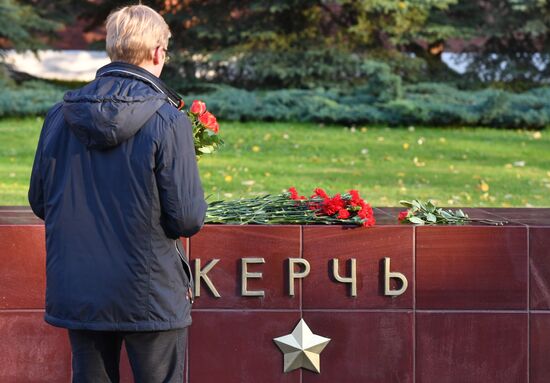 Цветы в память о погибших при нападении на колледж в Керчи