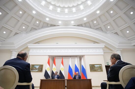Президент РФ В. Путин встретился с президентом Египта А. Сиси