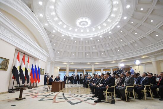 Президент РФ В. Путин встретился с президентом Египта А. Сиси