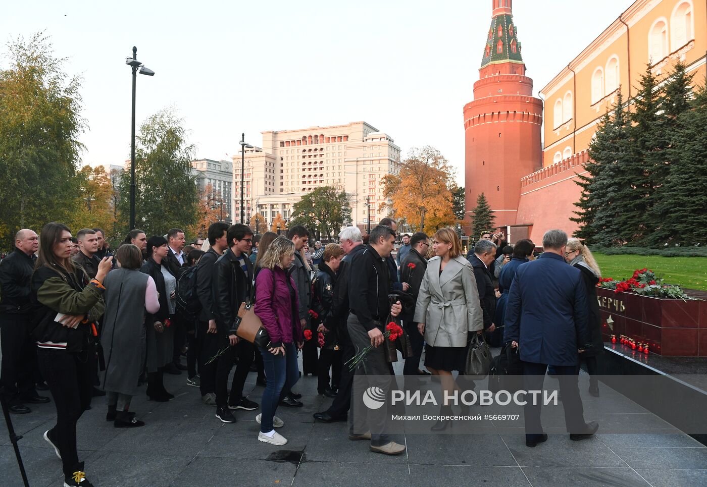 Цветы в память о погибших при нападении на колледж в Керчи