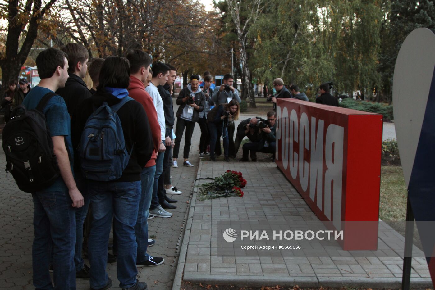 Акция в Донецке в память о погибших при нападении на колледж в Керчи 
