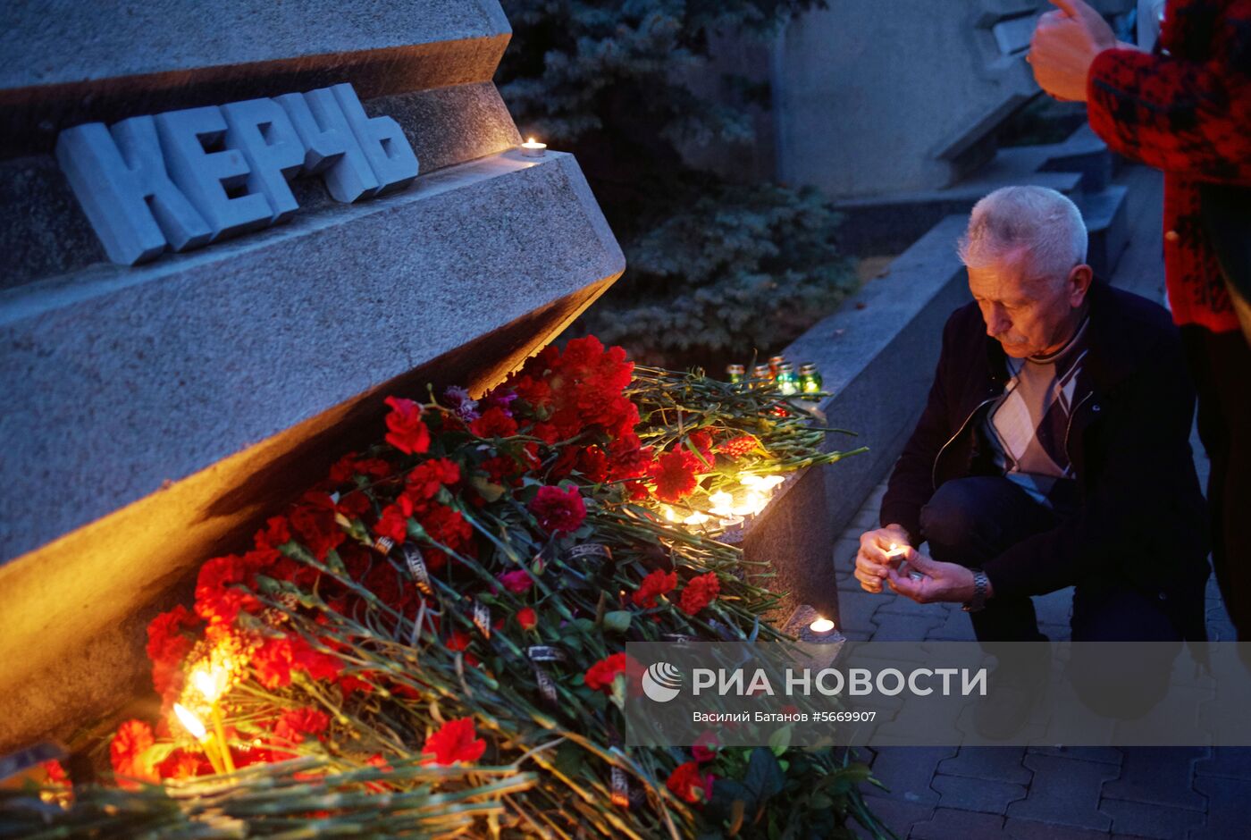 Акции памяти погибших при нападении на керченский колледж