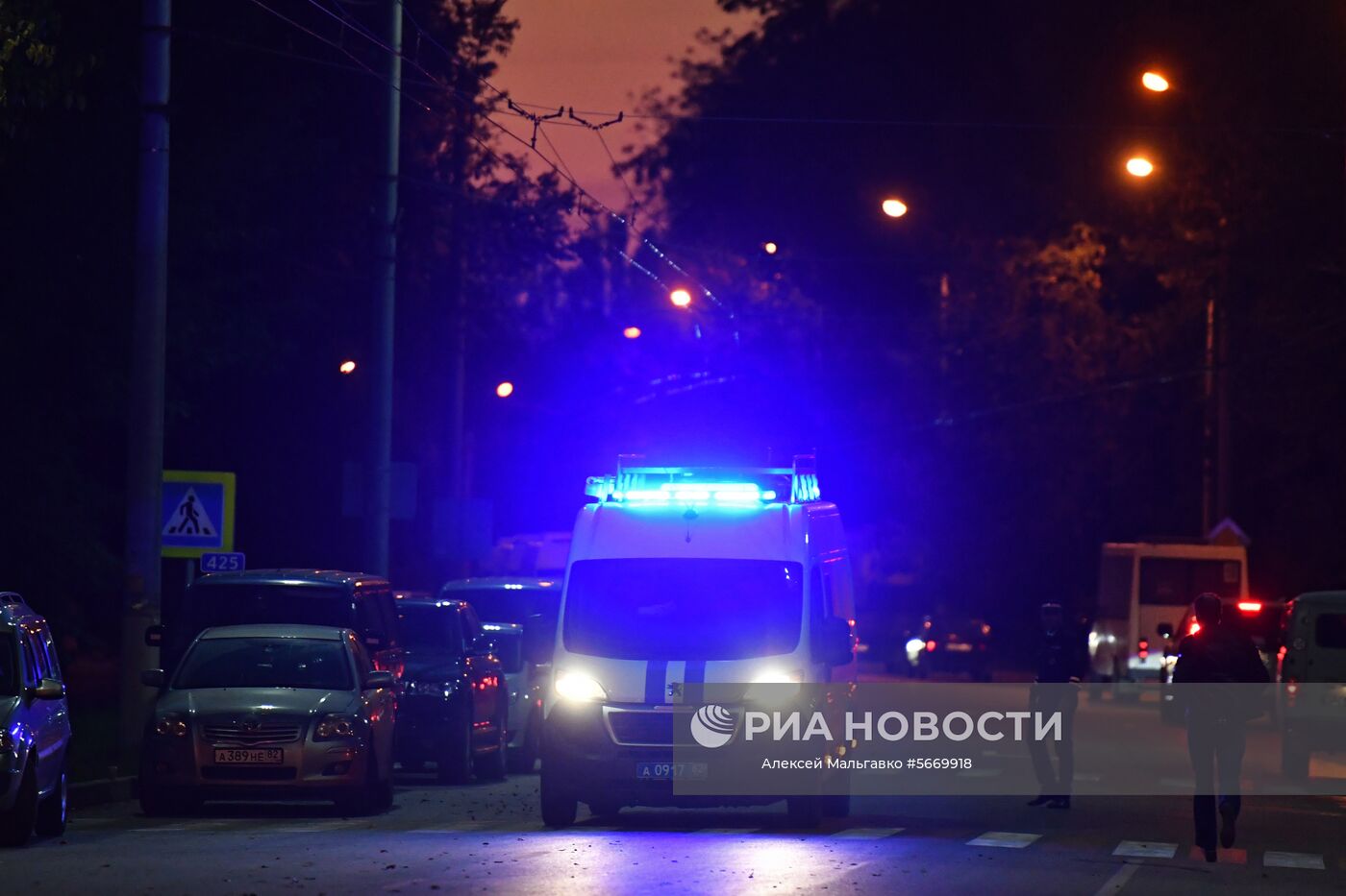 Автомобиль правоохранительных органов в Керчи. В Керченском политехническом колледже произошли взрыв и стрельба. Место: Россия, Республика Крым, Керчь. Автор: Алексей Мальгавко/РИА Новости. Нападение на керченский колледж