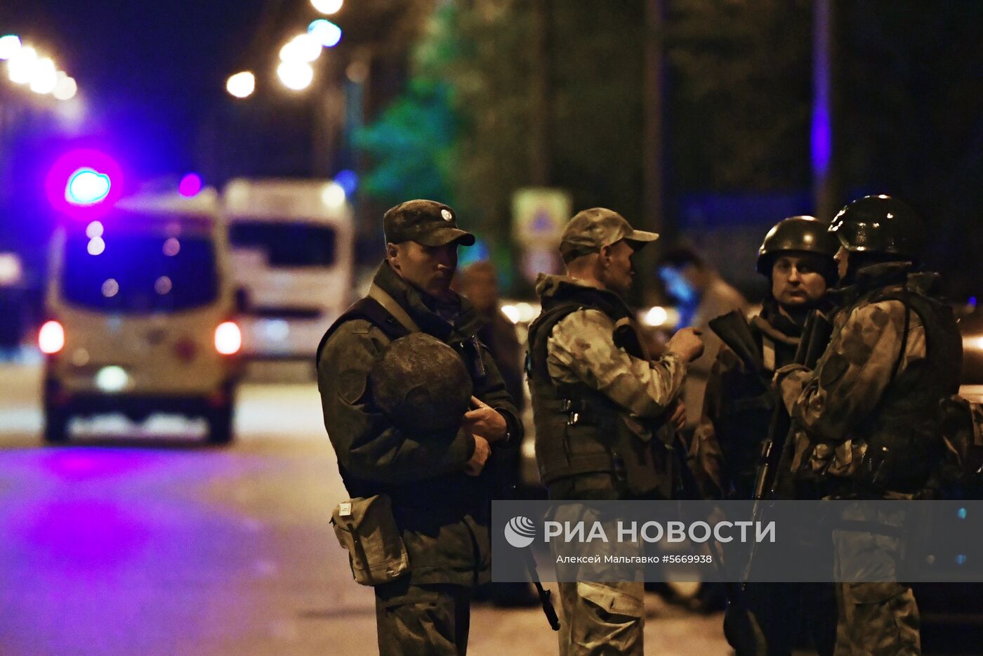 Сотрудники правоохранительных органов в Керчи. В Керченском политехническом колледже произошли взрыв и стрельба. Место: Россия, Республика Крым, Керчь. Автор: Алексей Мальгавко/РИА Новости. Нападение на керченский колледж