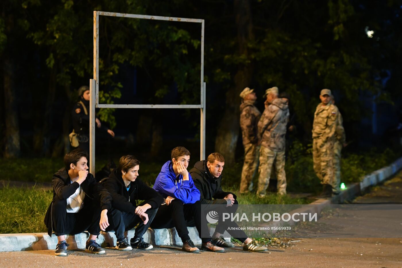 Юноши в Керчи, где в Керченском политехническом колледже произошли взрыв и стрельба. Место: Россия, Республика Крым, Керчь. Автор: Алексей Мальгавко/РИА Новости. Нападение на керченский колледж