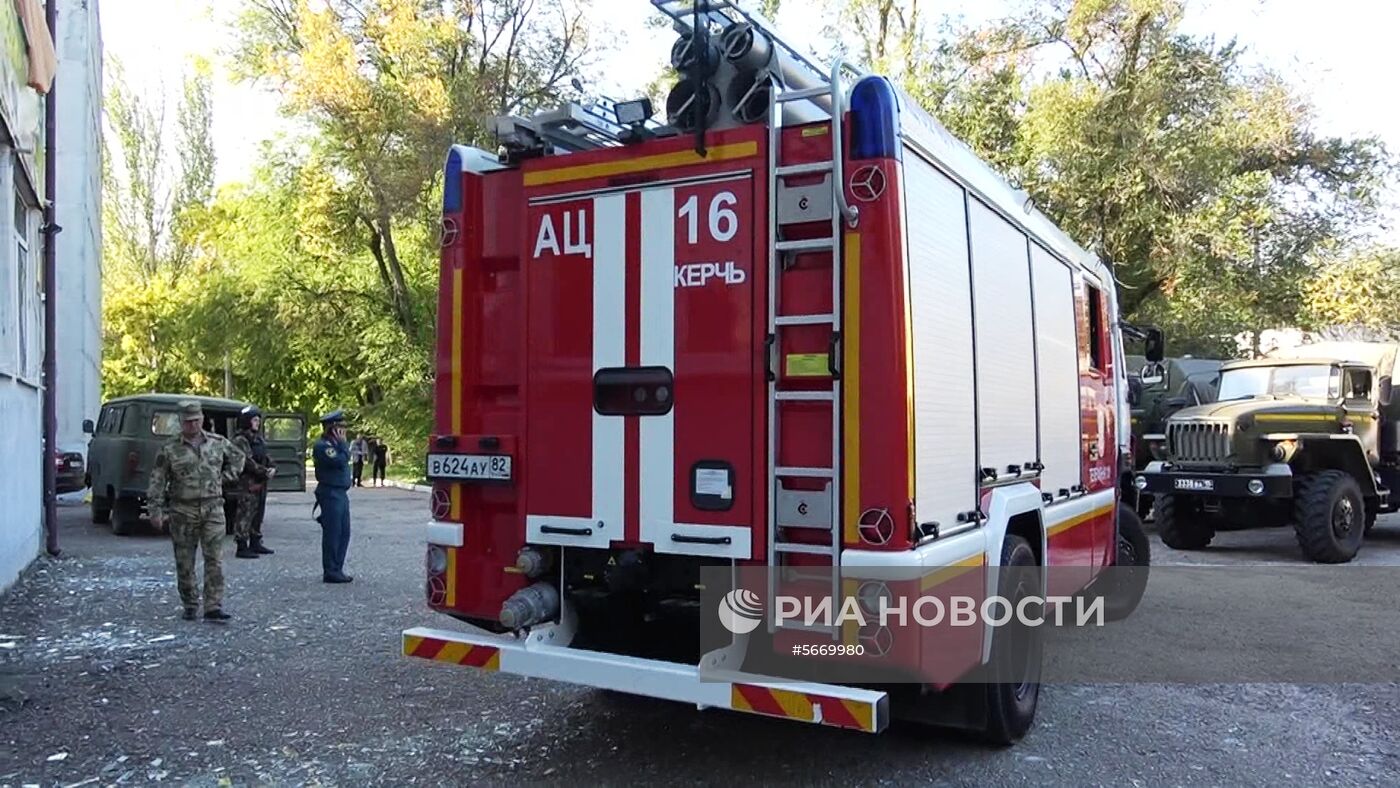 Автомобиль противопожарной службы у здания Политехнического колледжа в Керчи, в котором произошел взрыв. Есть пострадавшие и погибшие. Скриншот видео, предоставленного пресс-службой главы Республики Крым. Изображение является раздаточным материалом, предоставлено третьей стороной. Только редакционное использование. Запрет на архивирование, коммерческое использование, рекламную кампанию. Место: Россия, Республика Крым, Керчь. Нападение на политехнический колледж в Керчи