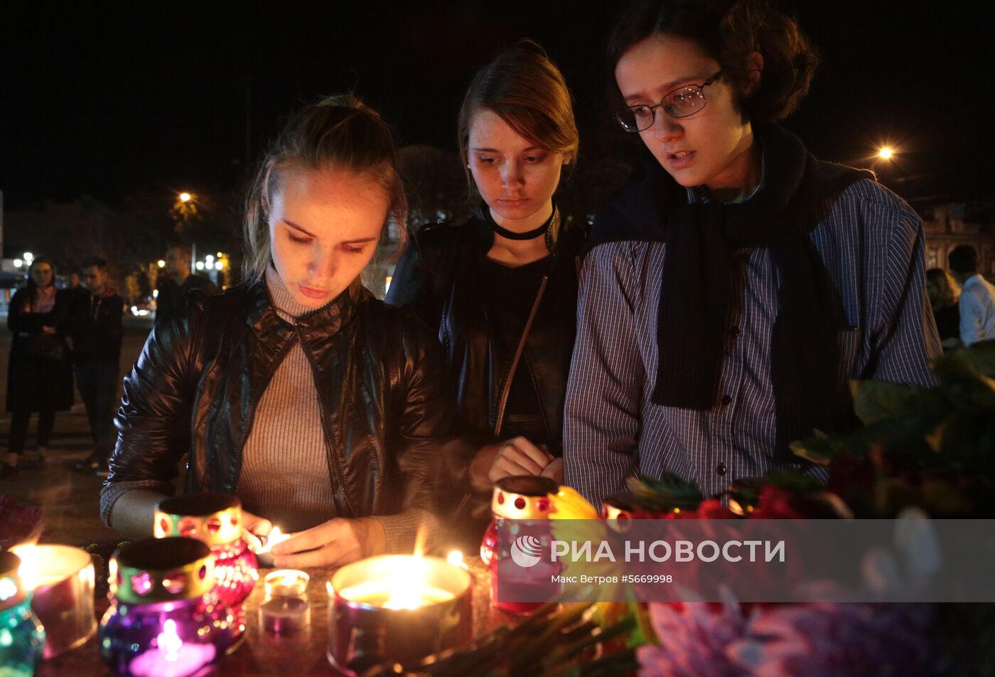 Акции памяти погибших при нападении на керченский колледж