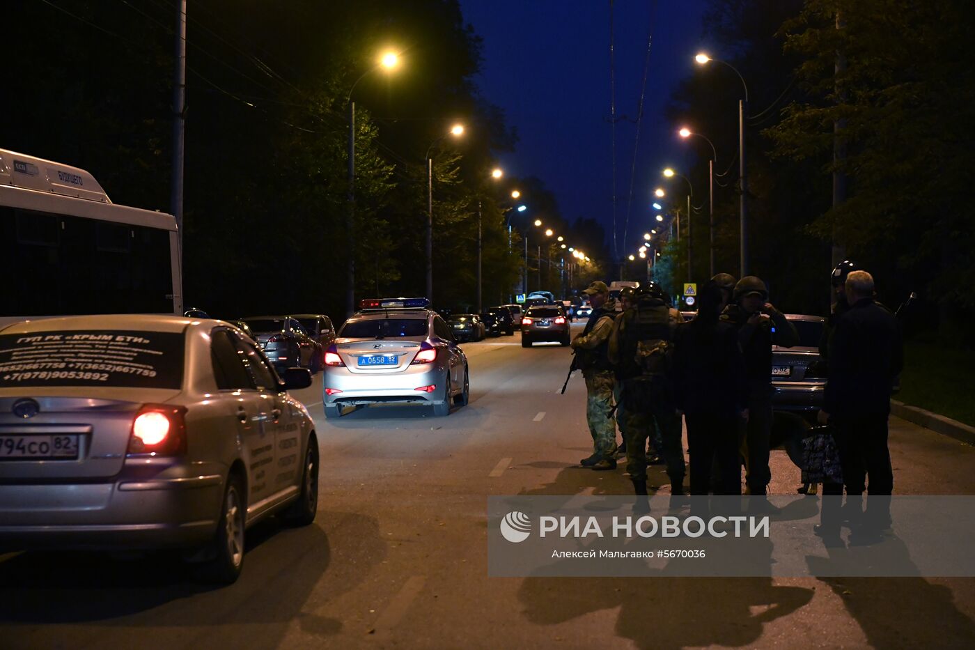 Сотрудники правоохранительных органов в Керчи. В Керченском политехническом колледже произошли взрыв и стрельба. Место: Россия, Республика Крым, Керчь. Автор: Алексей Мальгавко/РИА Новости. Нападение на керченский колледж
