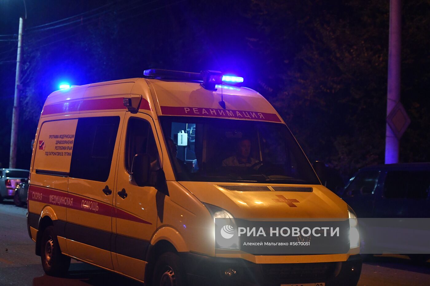 Карета скорой помощи в Керчи, где в Керченском политехническом колледже произошли взрыв и стрельба. Место: Россия, Республика Крым, Керчь. Автор: Алексей Мальгавко/РИА Новости. Нападение на керченский колледж