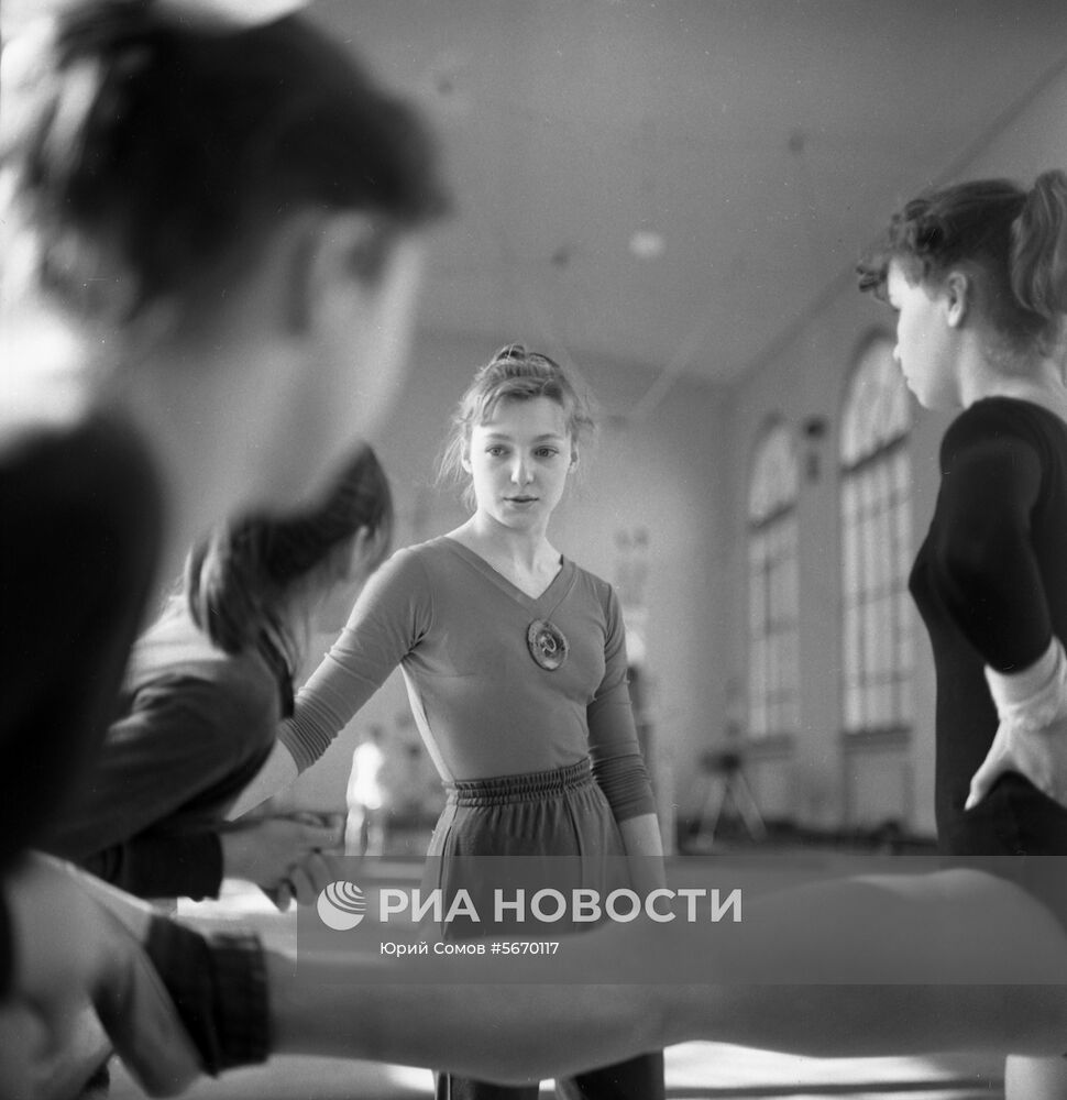 Советская гимнастка Н. Кучинская