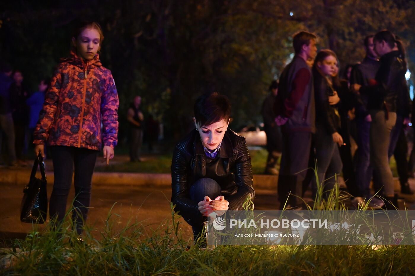 Женщина со свечой на улице в Керчи, где в Керченском политехническом колледже произошли взрыв и стрельба. Место: Россия, Республика Крым, Керчь. Автор: Алексей Мальгавко/РИА Новости. Нападение на керченский колледж