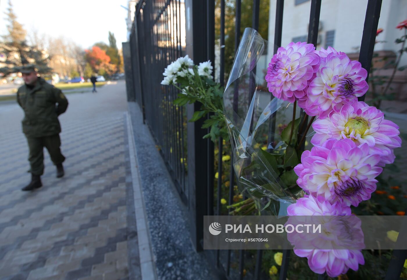 Цветы в Киеве в память о жертвах трагедии в Керчи