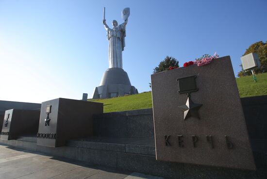 Цветы в Киеве в память о жертвах трагедии в Керчи